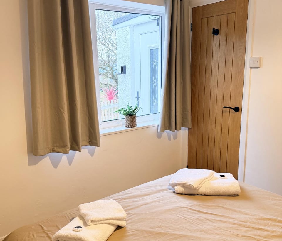 Bedroom, towels