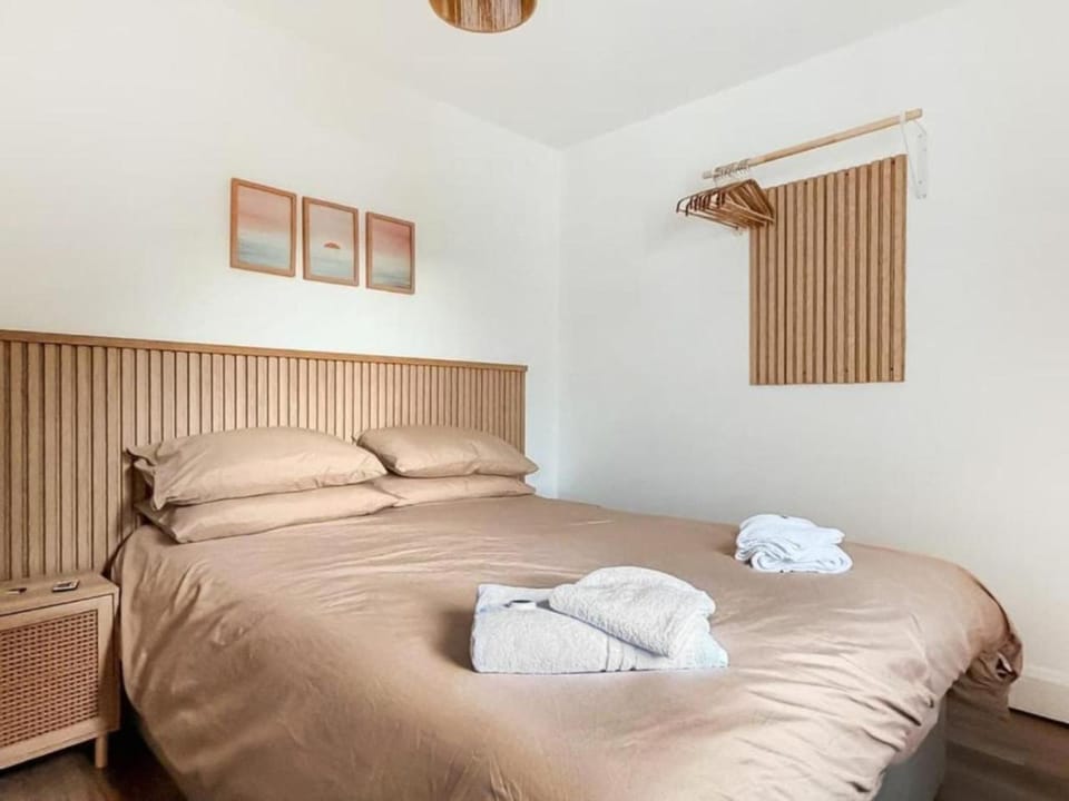 Bedroom, towels