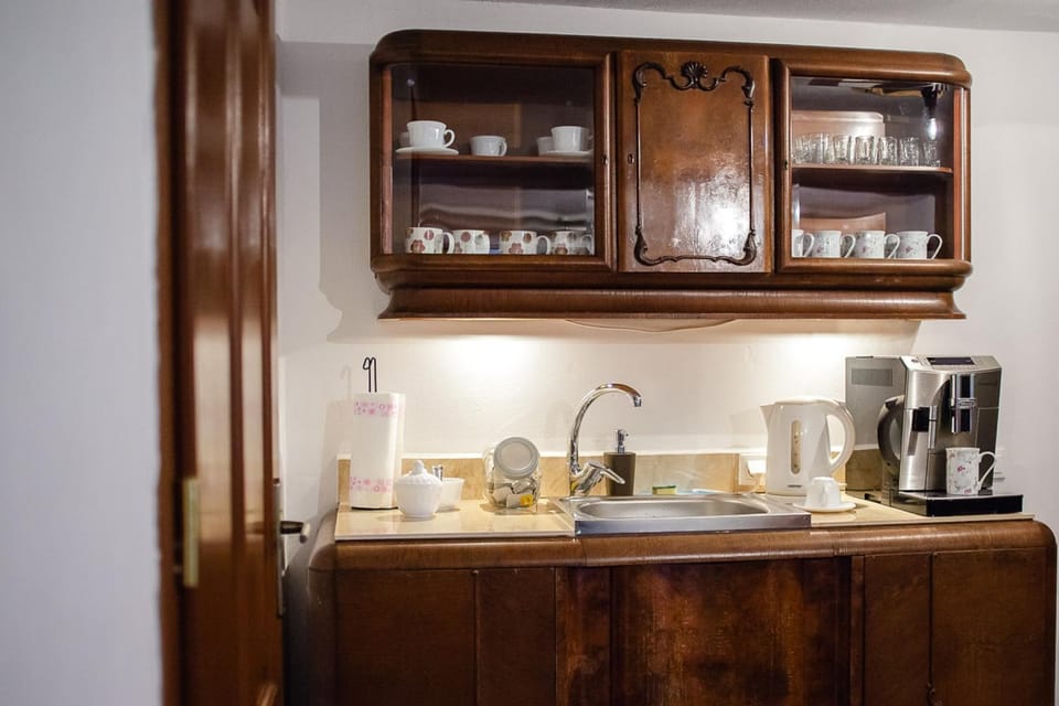 Communal lounge/ TV room, Coffee/tea facilities, Kitchen or kitchenette, Banquet/Function facilities, Dining area, Communal kitchen, Non alcoholic drinks