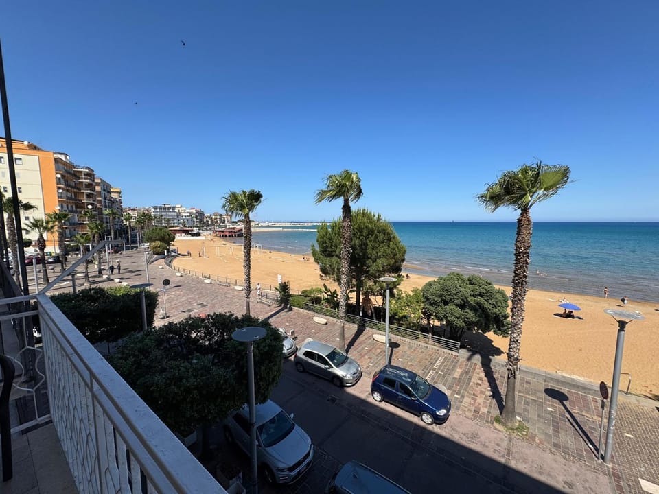 Property building, Nearby landmark, Neighbourhood, Natural landscape, Beach, Sea view, Location, Parking