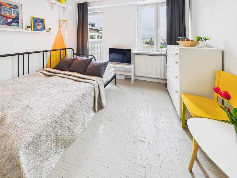 Bed, TV and multimedia, Living room, Seating area