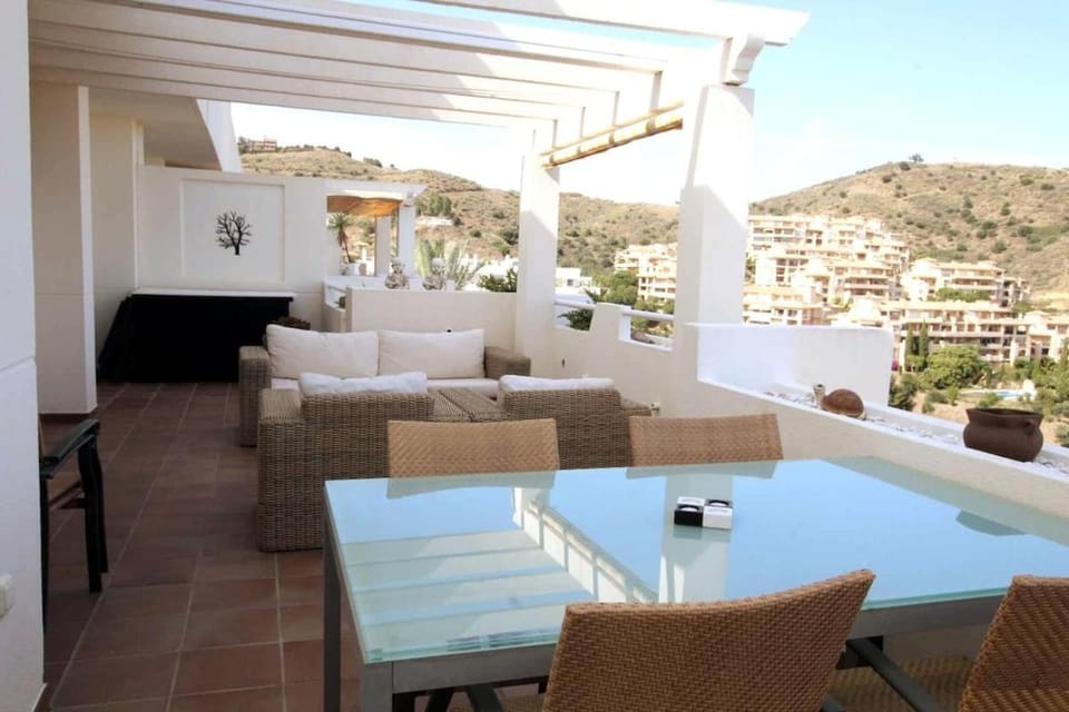 Penthouse with 3 terraces and sea view Apartment in Sitio de Calahonda