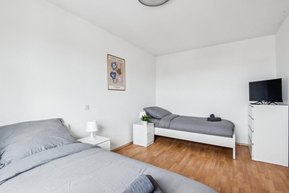 Bed, TV and multimedia, Photo of the whole room, Bedroom