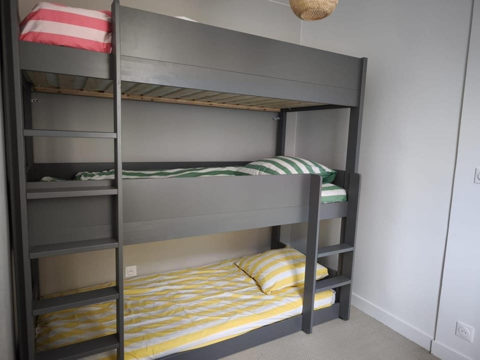 Bedroom, bunk bed