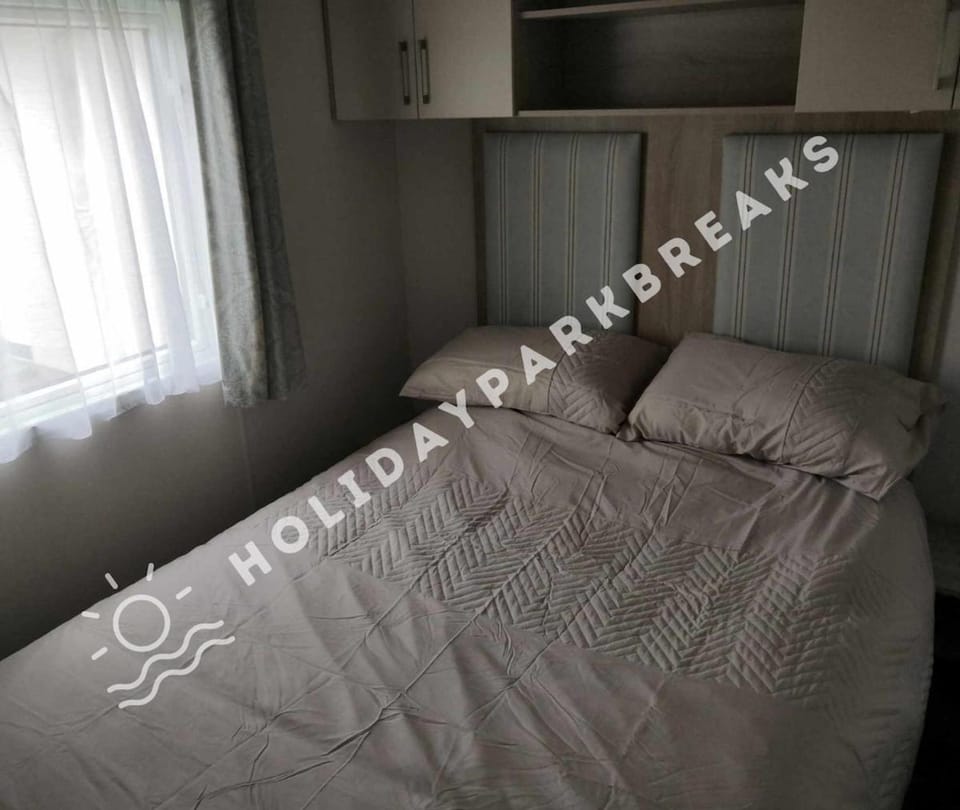 Coastal Haven - 3 Bedroom by Main Complex, West Sands, Seal Bay House in Selsey