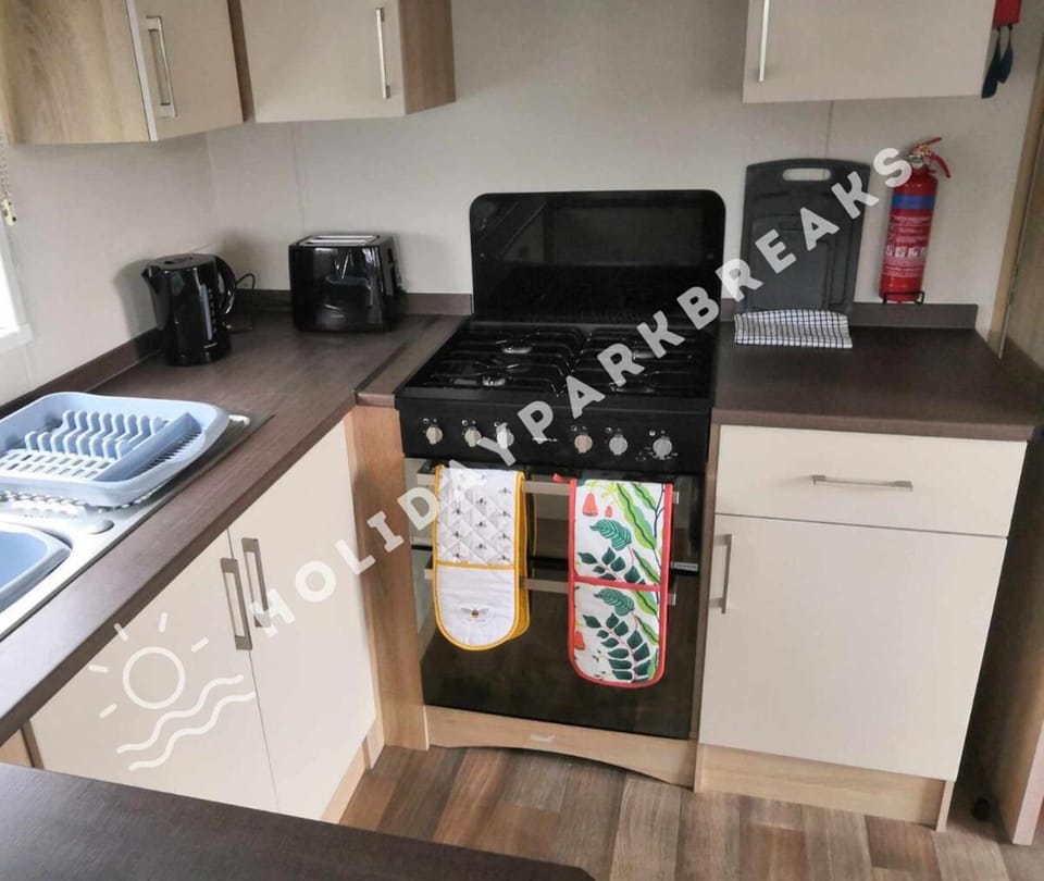 Coastal Haven - 3 Bedroom by Main Complex, West Sands, Seal Bay House in Selsey