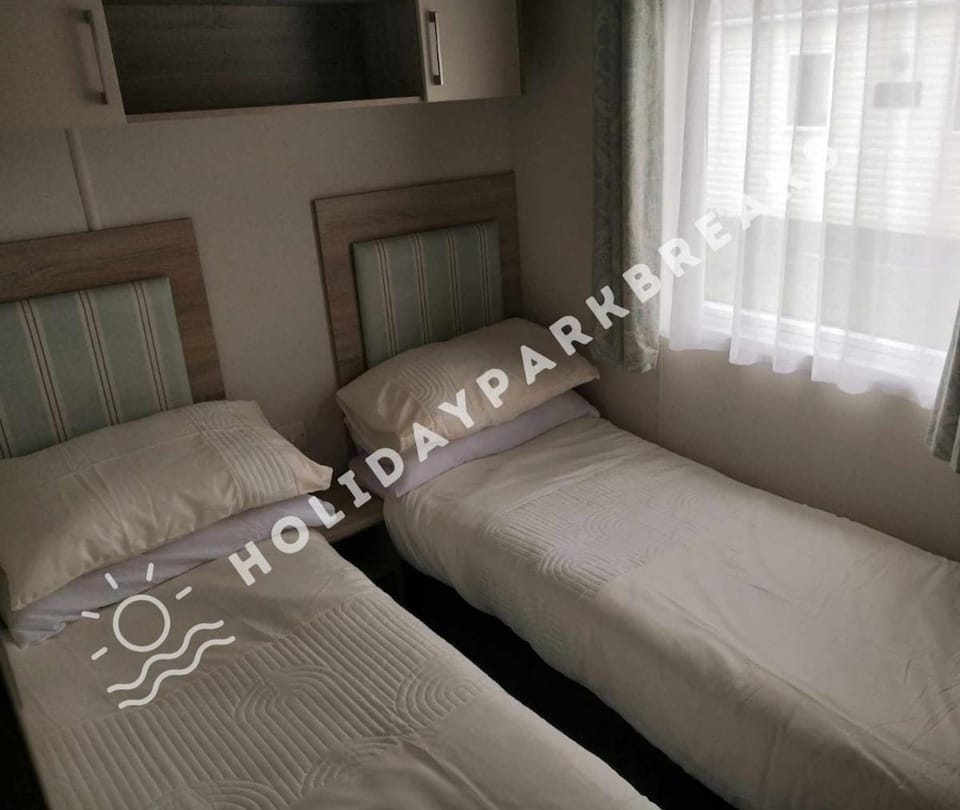 Coastal Haven - 3 Bedroom by Main Complex, West Sands, Seal Bay House in Selsey