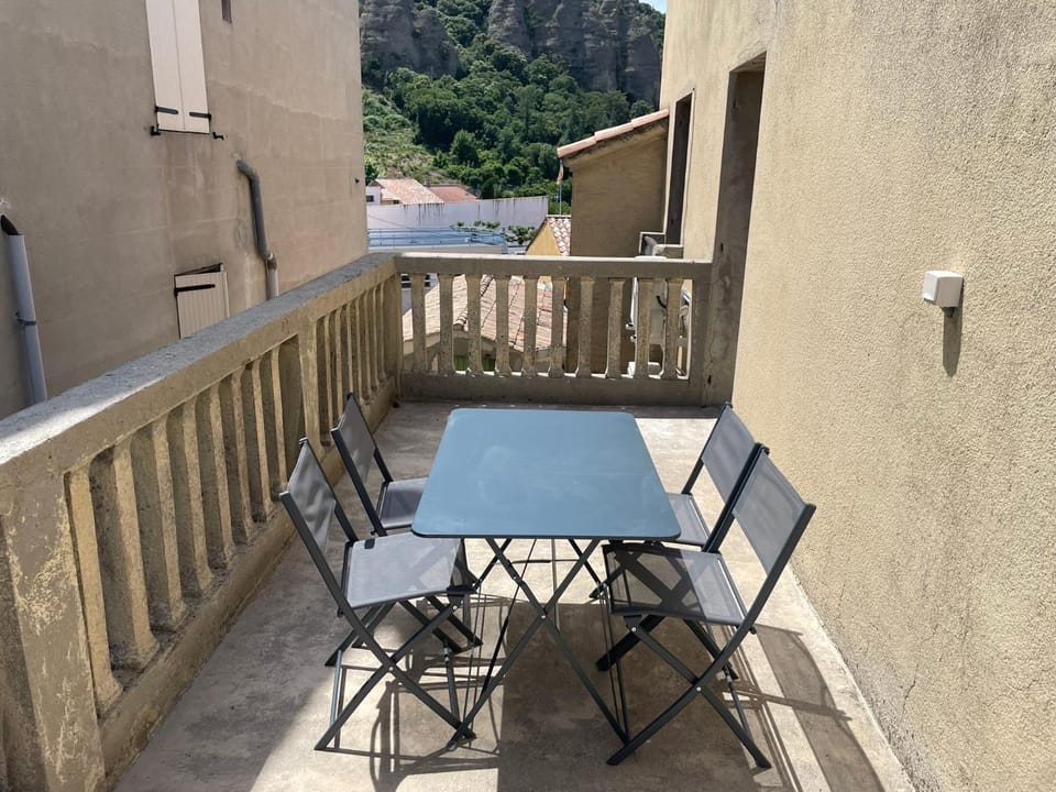 DUPLEX - 9 pers - Wifi - 04190 LES MÉES Apartment in Provence-Alpes-Côte d'Azur