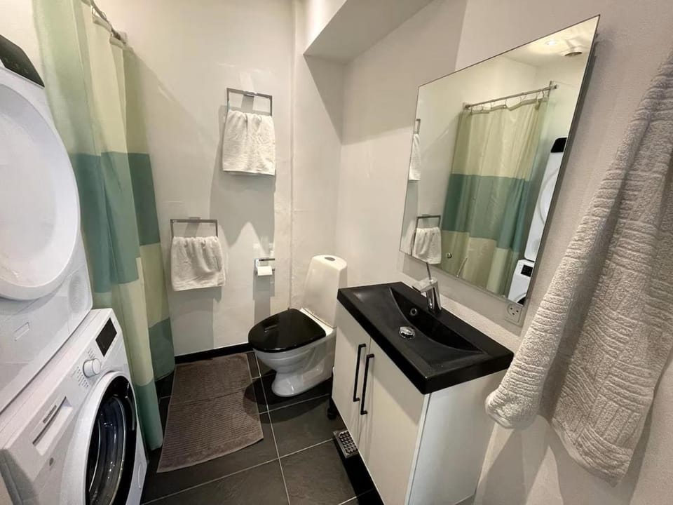 Toilet, Bathroom, towels, washing machine, dryer