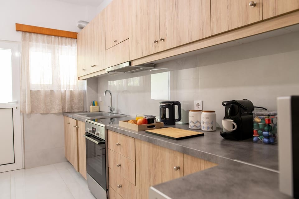 Coffee/tea facilities, Kitchen or kitchenette, oven, stove