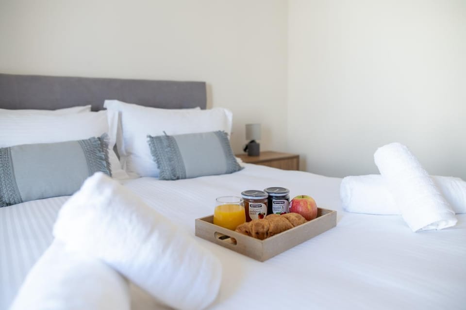 Bed, Photo of the whole room, Bedroom, Food