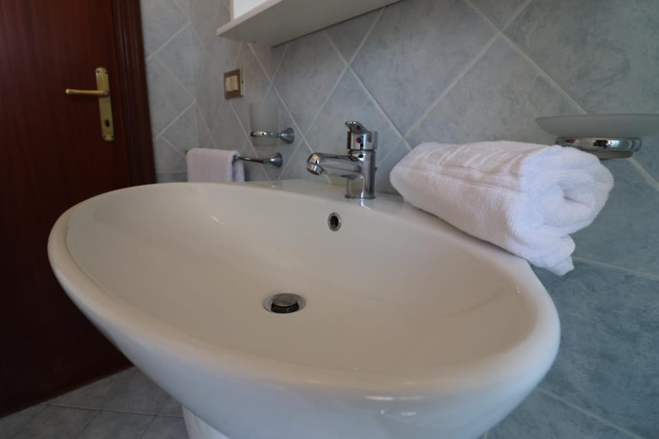 Bathroom, towels