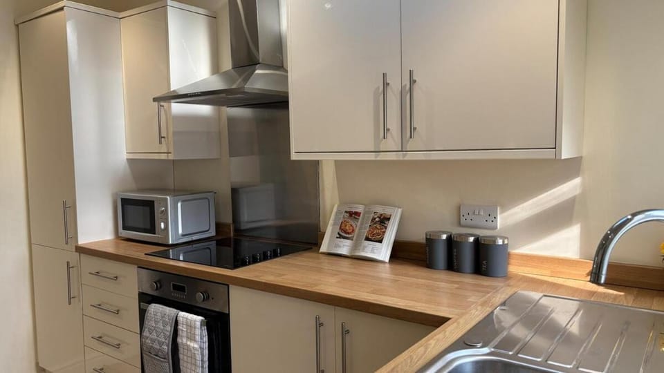 Coffee/tea facilities, Kitchen or kitchenette, oven, stove, toaster