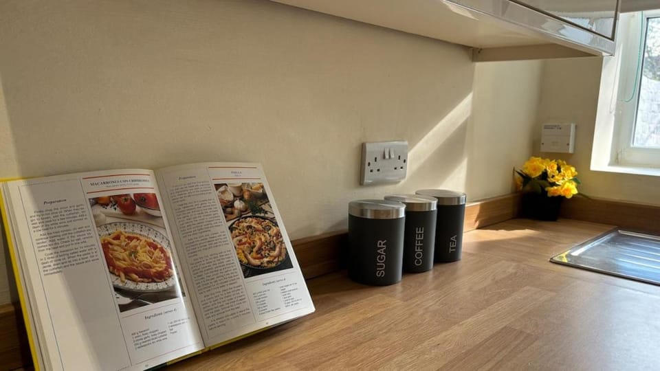 Kitchen or kitchenette, Food and drinks