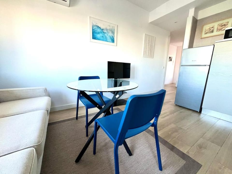 TV and multimedia, Seating area, Dining area, air conditioner