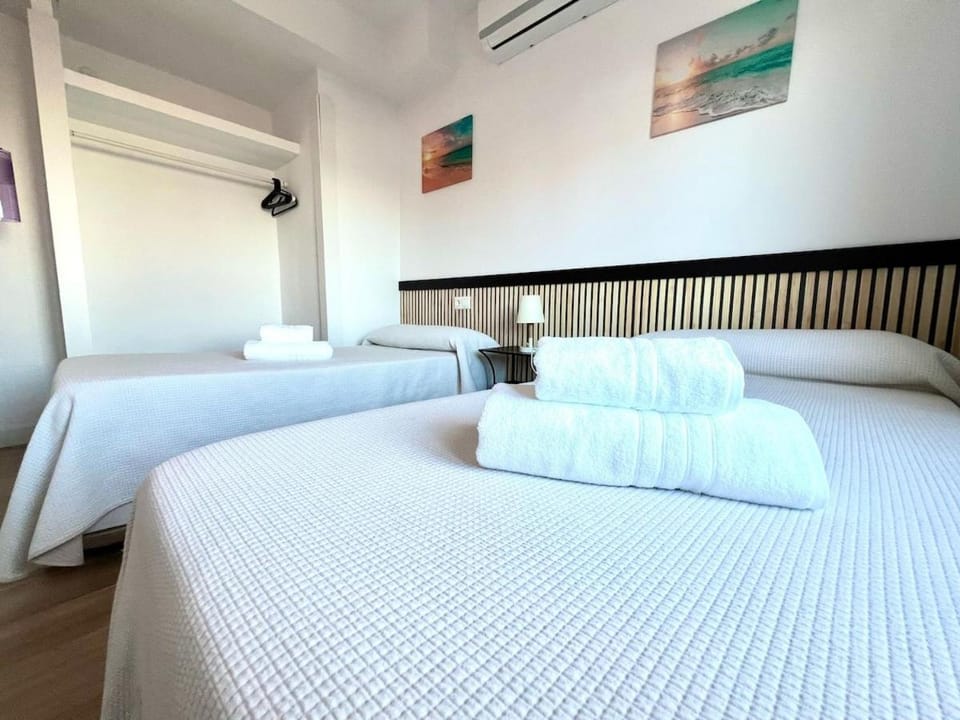 Bed, Photo of the whole room, Bedroom, air conditioner