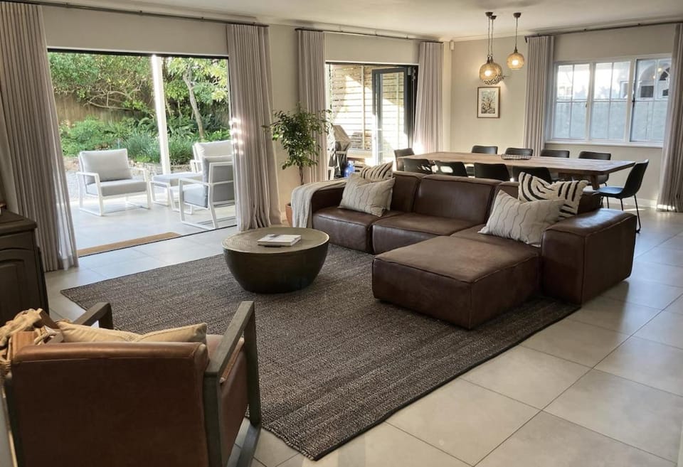 Patio, Living room, Seating area, Dining area