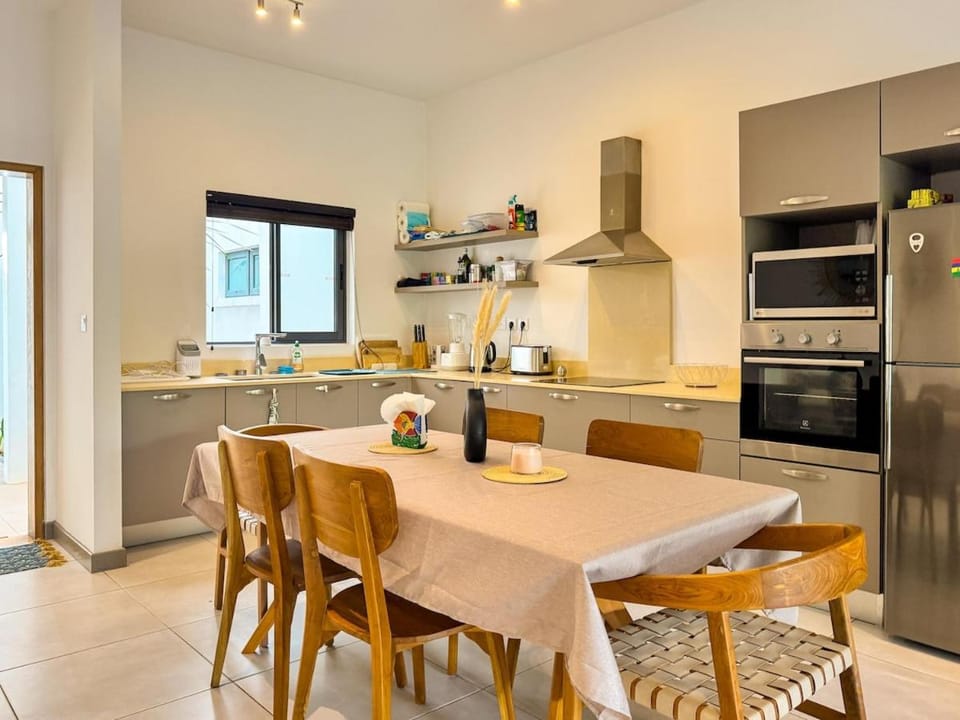 Coffee/tea facilities, Kitchen or kitchenette, Dining area, dishwasher, oven, stove, toaster
