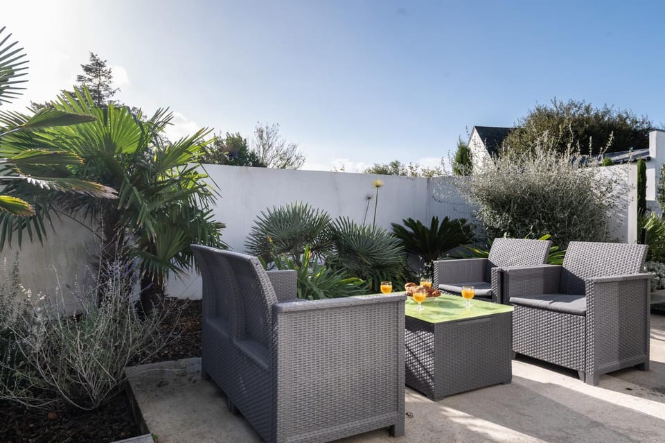 Property building, Balcony/Terrace, Living room