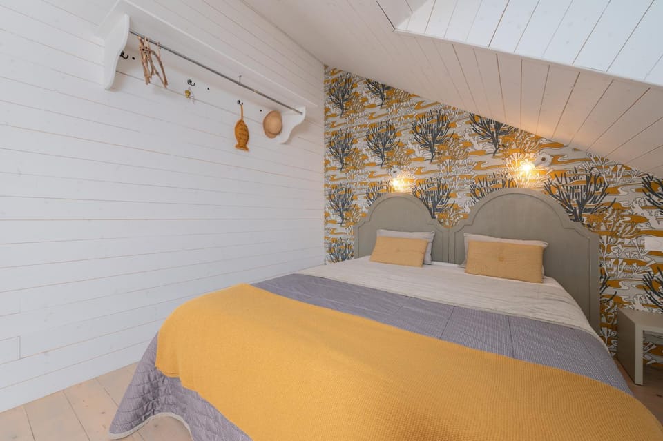 Property building, Living room, Bedroom