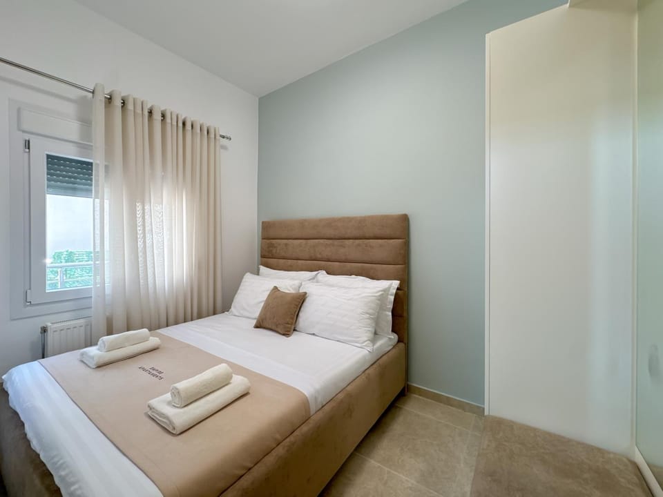 Bed, Photo of the whole room, Bedroom, towels