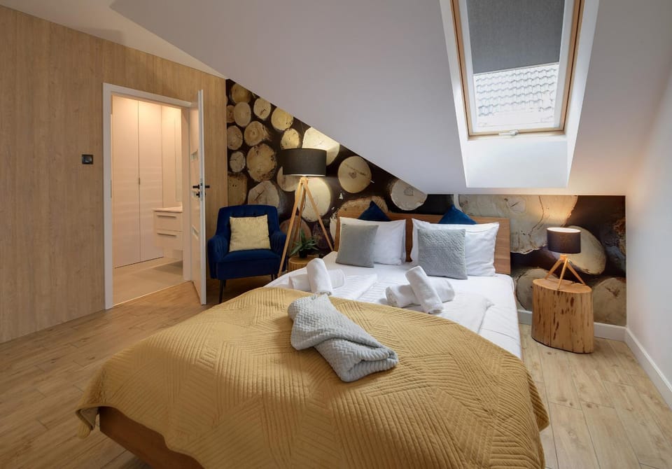 Bed, Photo of the whole room, Seating area, Bedroom, towels, wardrobe