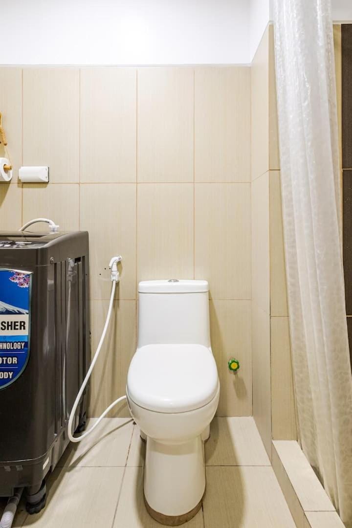 Shower, Toilet