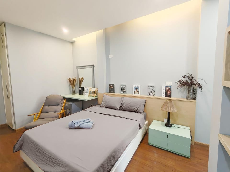 Bed, Photo of the whole room, Bedroom, towels