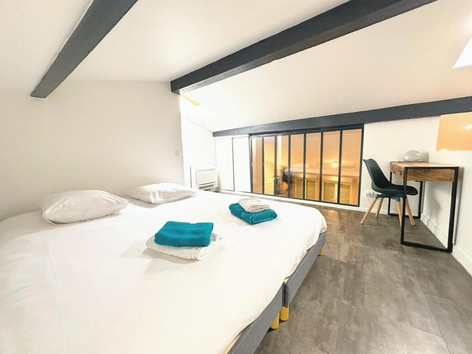 Bed, Bedroom, towels