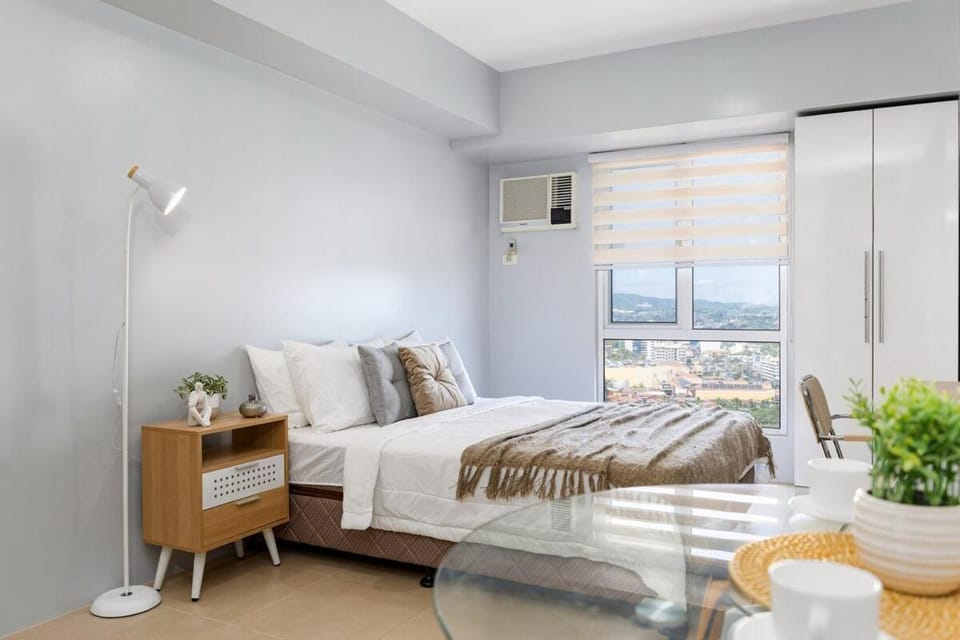 Furnished Studio in Cebu IT Park with WiFi, Netflix and Pool Access Apartment in Lapu-Lapu City
