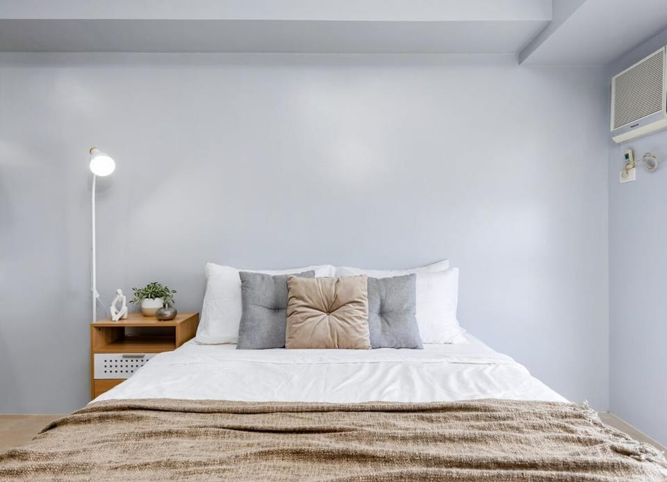 Furnished Studio in Cebu IT Park with WiFi, Netflix and Pool Access Apartment in Lapu-Lapu City
