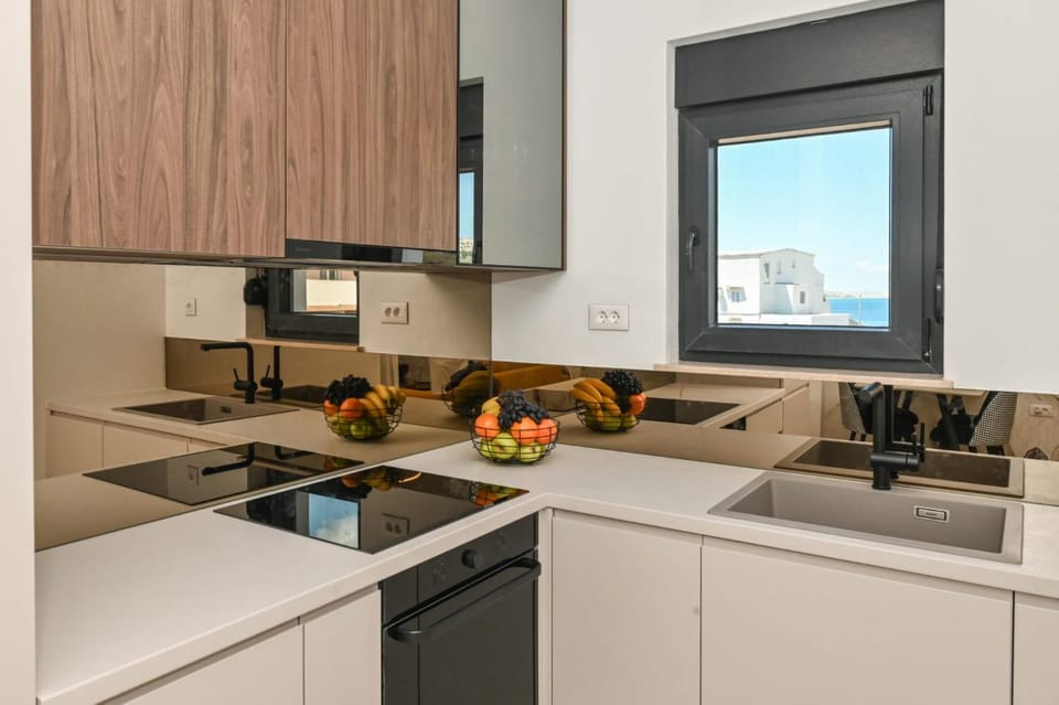 Kitchen or kitchenette, Sea view, oven, stove