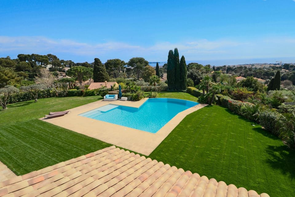 Magnifique Villa Provençal avec Piscine et Vue Mer Villa in Antibes