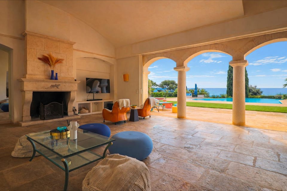 Magnifique Villa Provençal avec Piscine et Vue Mer Villa in Antibes