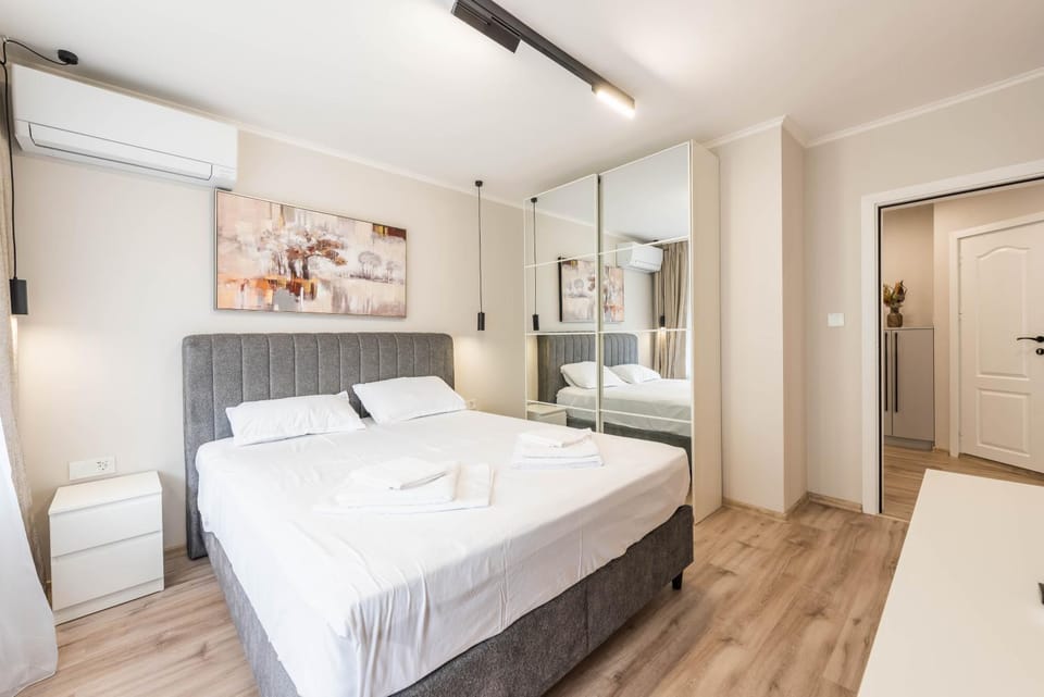 Bedroom, air conditioner
