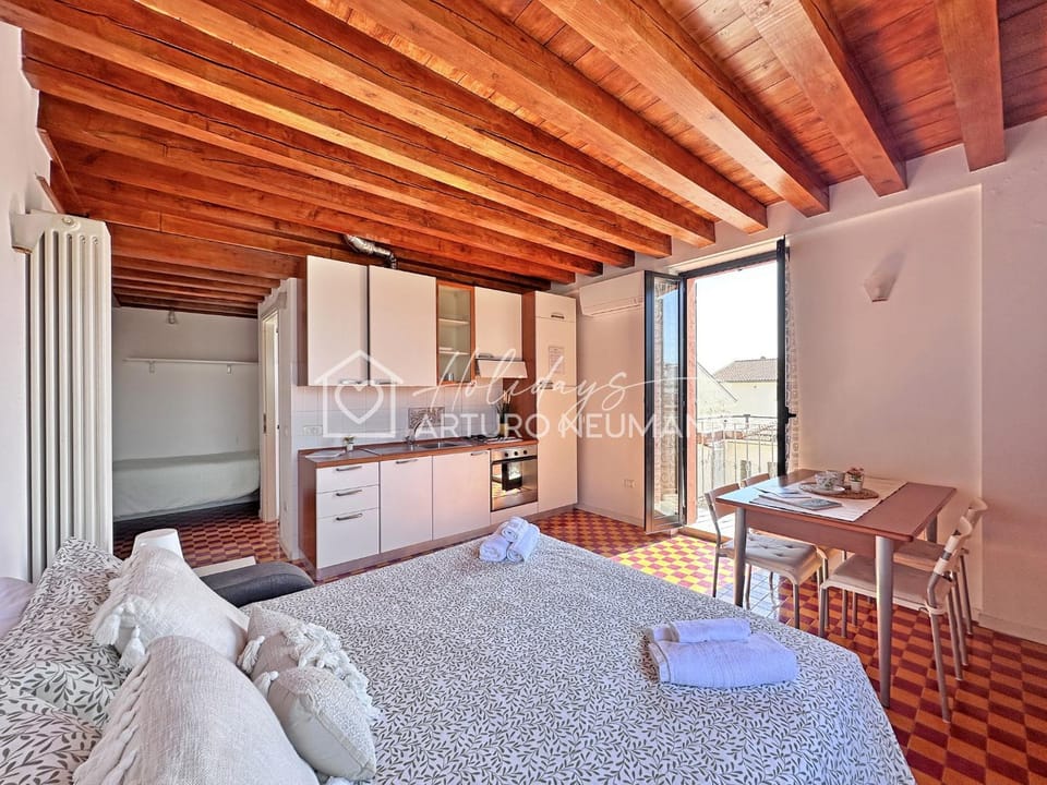 Bed, Kitchen or kitchenette, Photo of the whole room, Dining area, Bedroom, towels