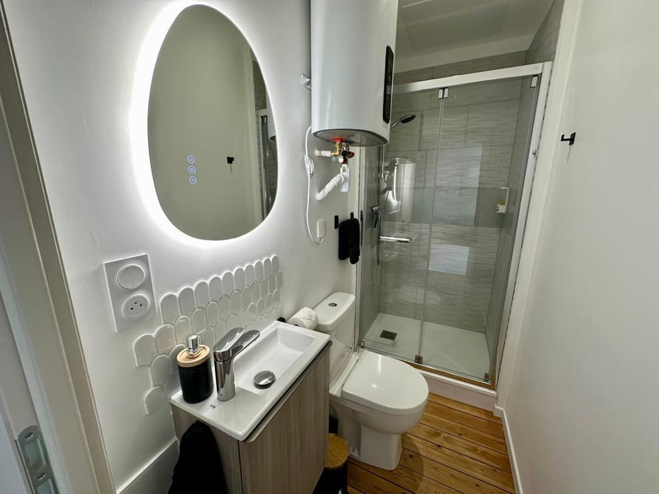 Shower, Toilet, Bathroom, towels