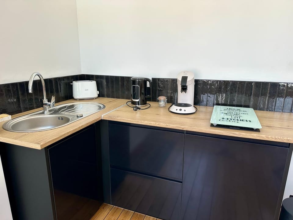 Coffee/tea facilities, Kitchen or kitchenette, stove, toaster