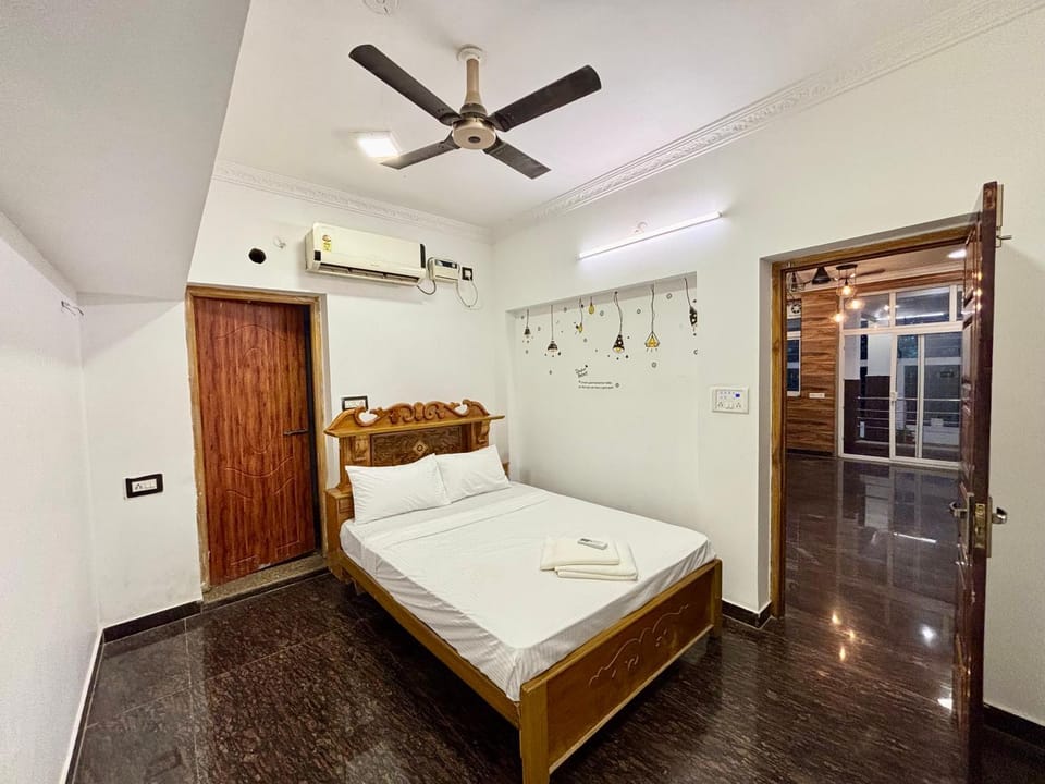 Bed, Photo of the whole room, Bedroom, air conditioner