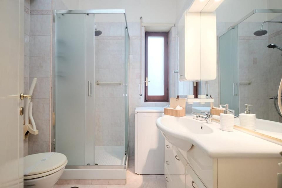 Shower, Toilet, Bathroom, Bath, bidet, towels