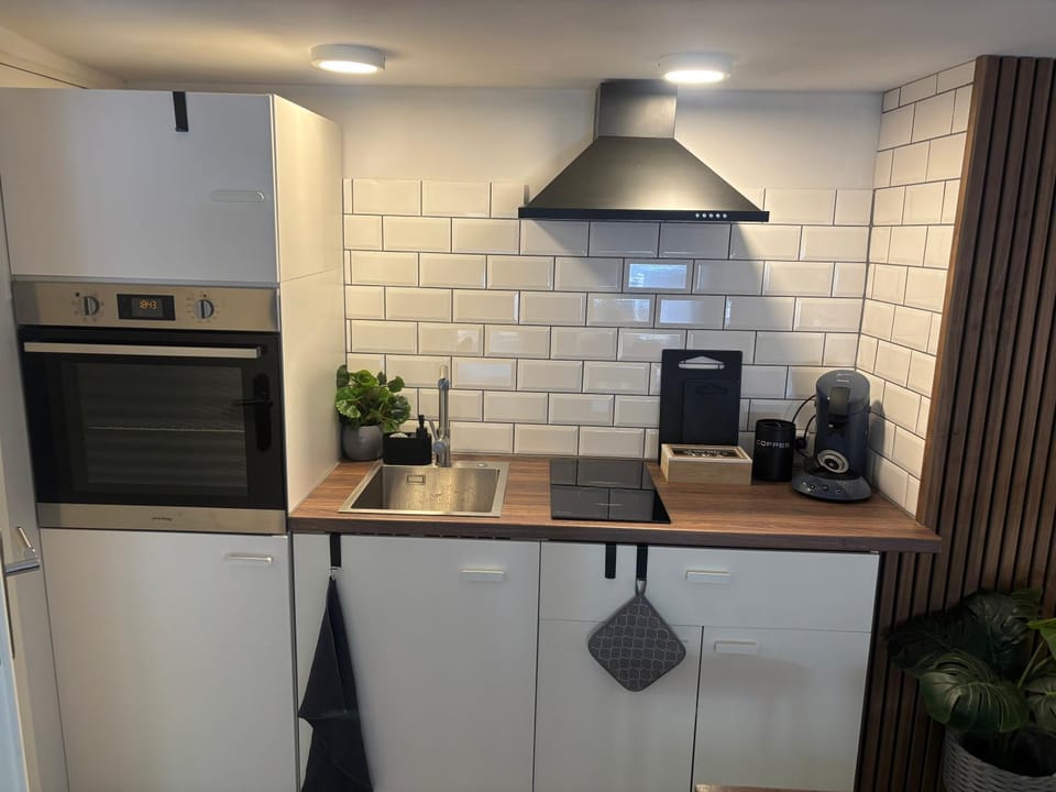 Coffee/tea facilities, Kitchen or kitchenette, oven