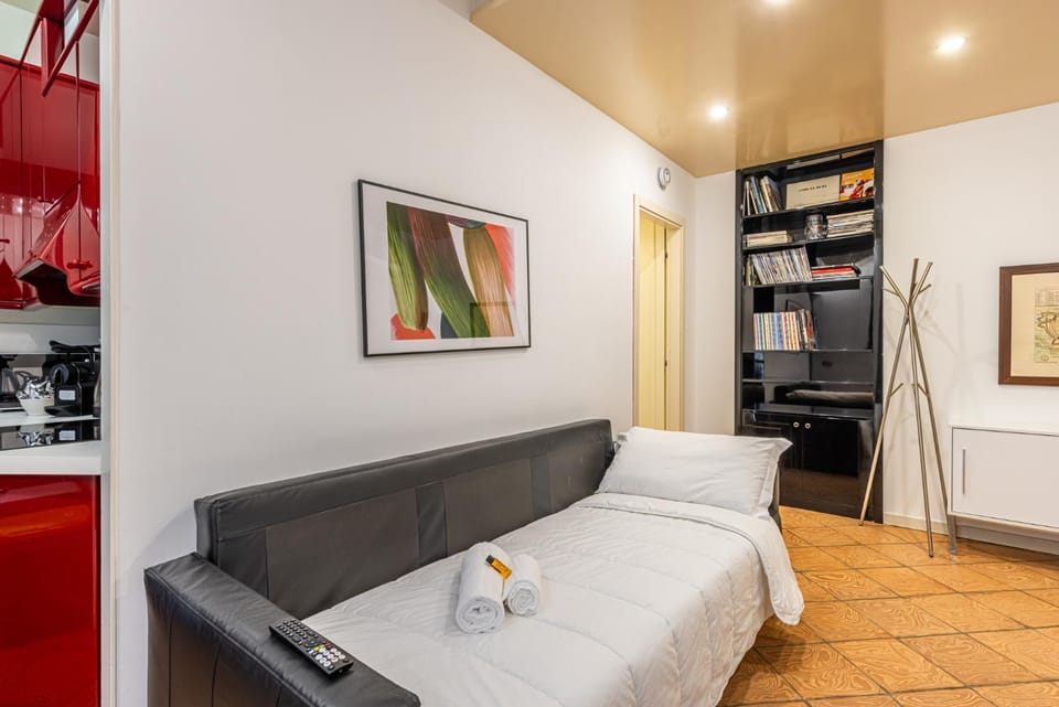 Bed, Kitchen or kitchenette, Living room