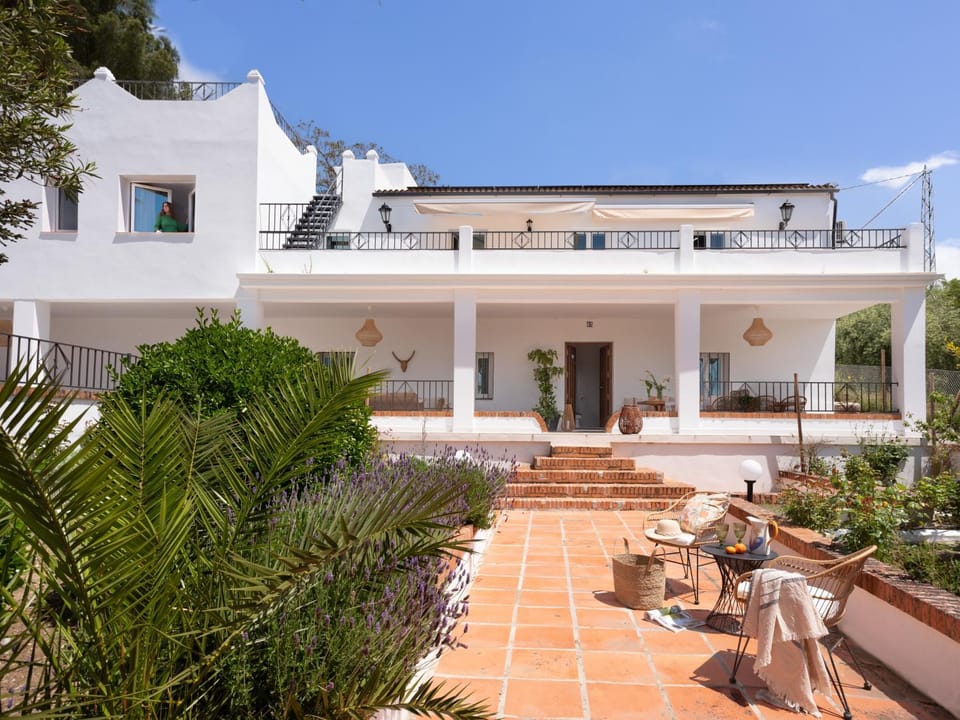 Property building, Facade/entrance, Garden, Garden view