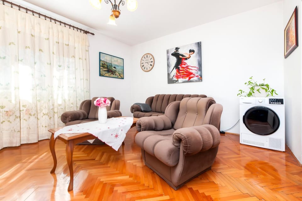 Living room, Seating area, dryer