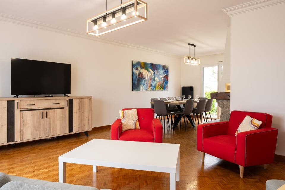 TV and multimedia, Living room, Seating area, Dining area