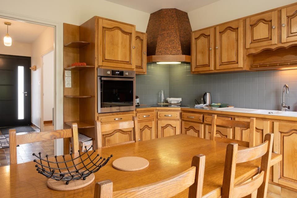 Kitchen or kitchenette, Dining area, dishwasher, pet friendly, stove