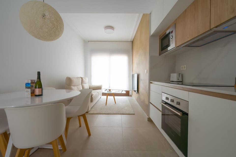 Kitchen or kitchenette, Dining area, oven
