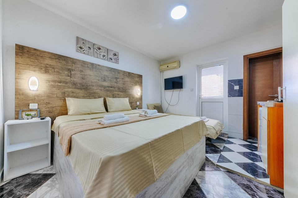 Bed, TV and multimedia, Photo of the whole room, Bedroom, towels