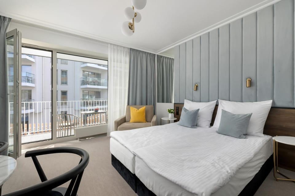 Bed, Photo of the whole room, Seating area, Bedroom