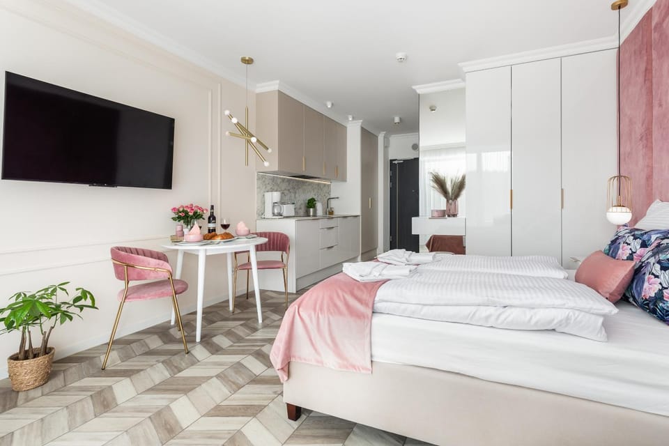 Bed, TV and multimedia, Living room, Photo of the whole room, Seating area, Bedroom, towels, wardrobe